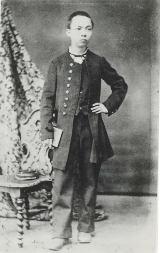 身着里昂技术学校制服的稻田胜太郎