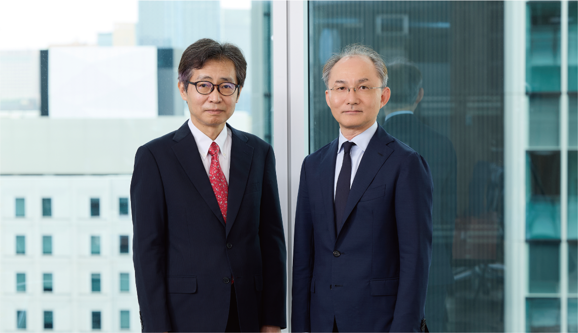 代表董事、常务执行役员兼足球完场比分部总经理横田健一与丰田和弘的对话照片