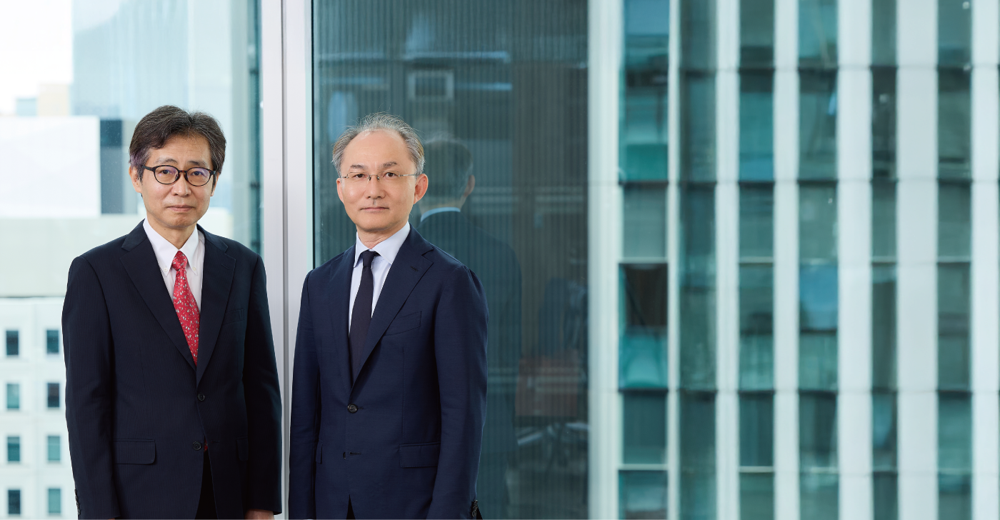 代表董事、常务执行役员兼管理部总经理横田健一与丰田和弘的对话照片