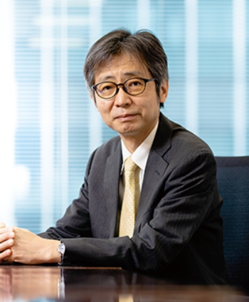 横田健一，代表董事、高级常务执行董事兼行政部总经理